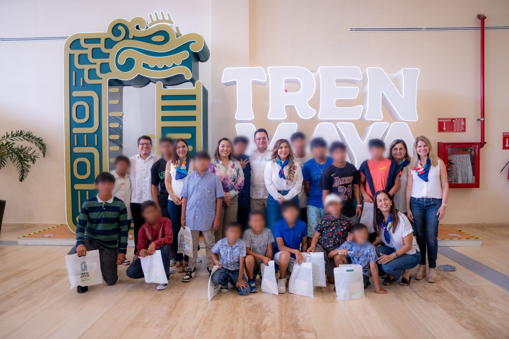 Ni&ntilde;os de Casa Otoch viajan por primera vez en el Tren Maya rumbo a Canc&uacute;n