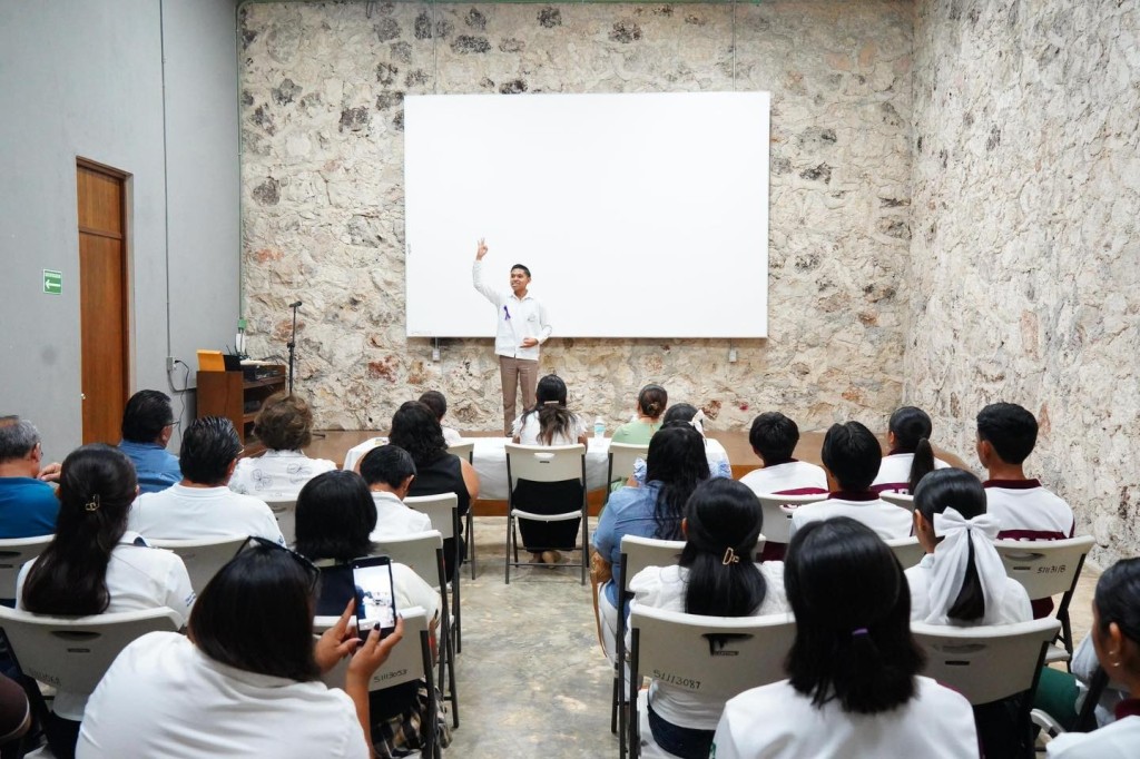 Exponen voz, talento y reflexi&oacute;n juvenil en concurso de oratoria 2026, en Tizim&iacute;n