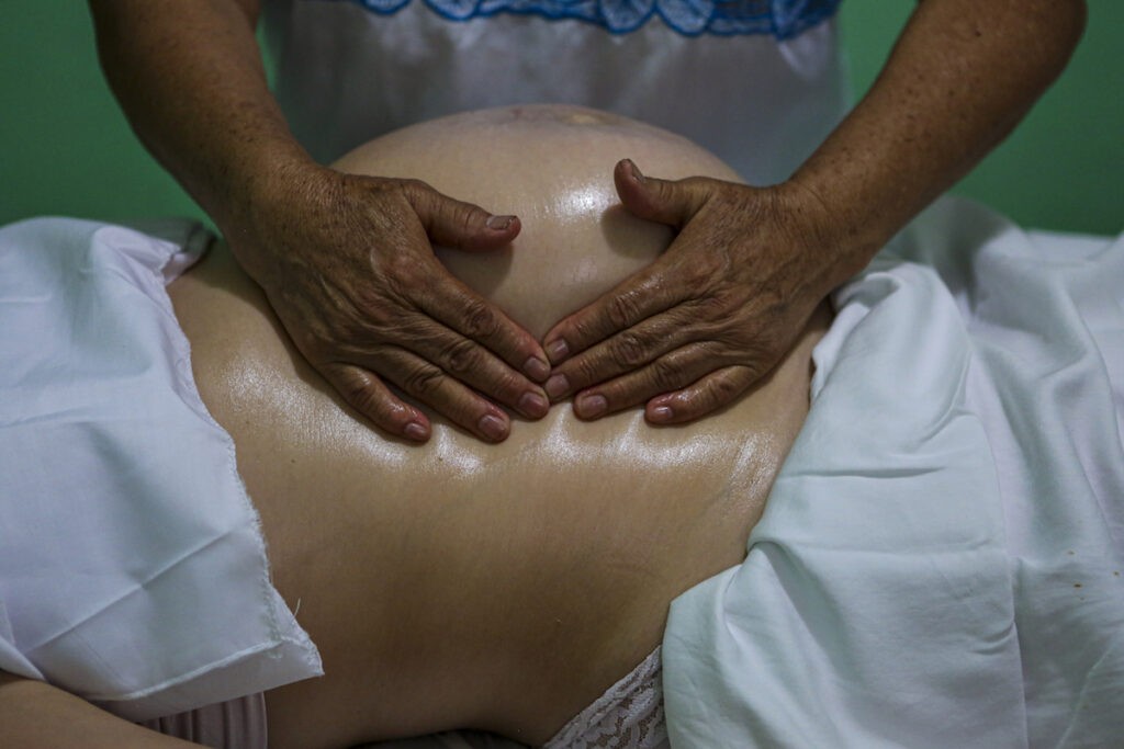 Sumar&aacute;n a 450 parteras a Mujeres Renacimiento, en el 2027