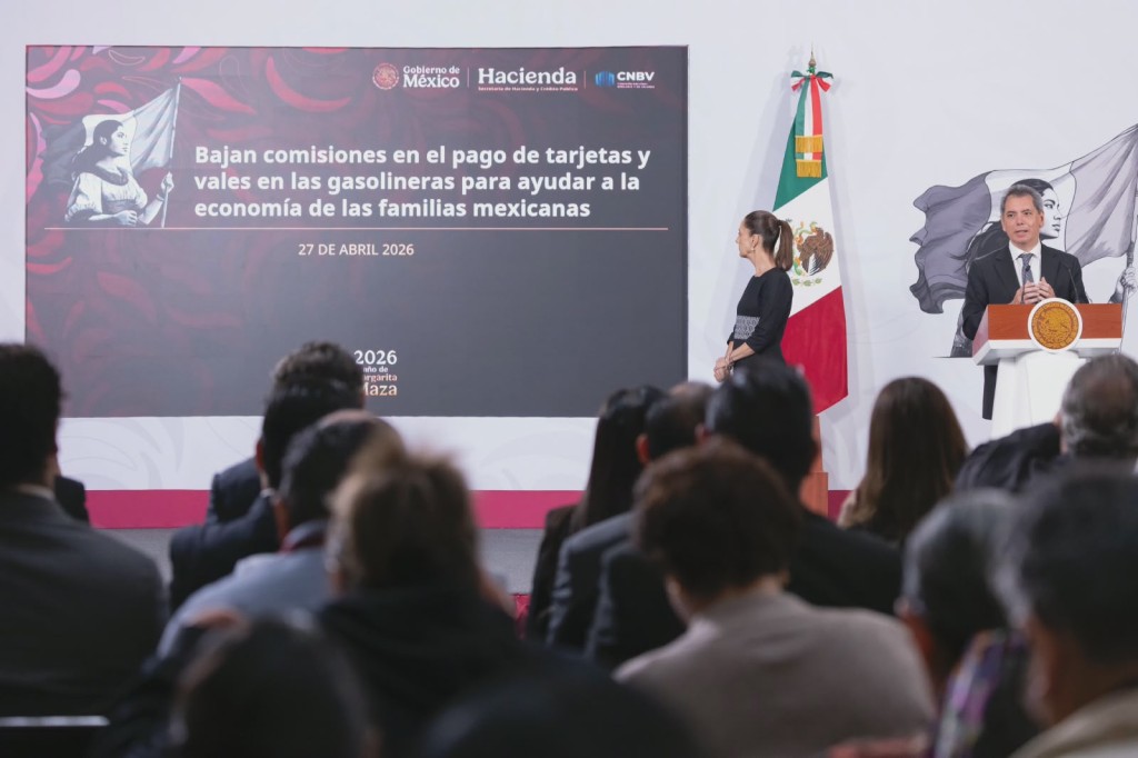 Firma Claudia Sheinbaum acuerdo para reducir comisiones en pagos de gasolina y di&eacute;sel con tarjetas y vales