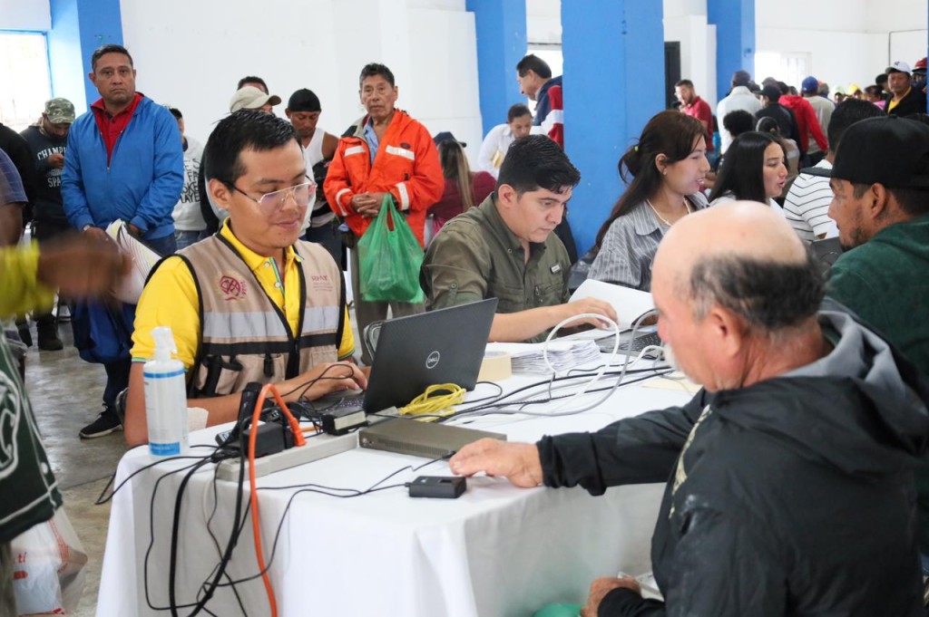 Acercan tr&aacute;mites y apoyos al sector pesquero