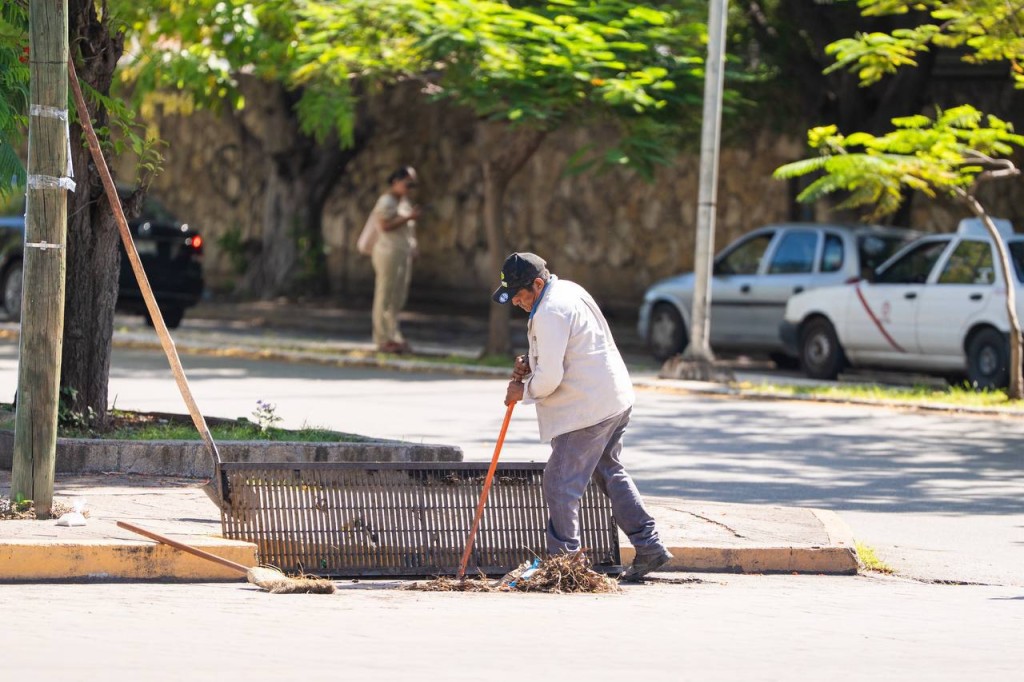 Refuerza Ayuntamiento de M&eacute;rida bacheo y drenaje