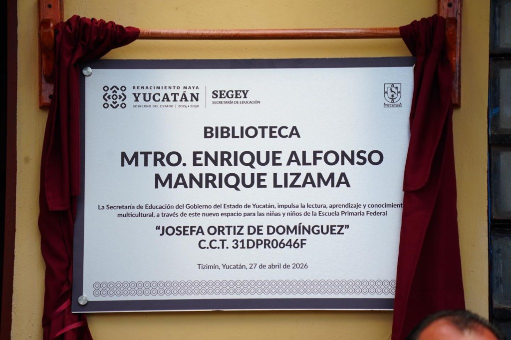 Honran a profesor tizimile&ntilde;o nombrando biblioteca escolar, por sus 33 a&ntilde;os de servicio