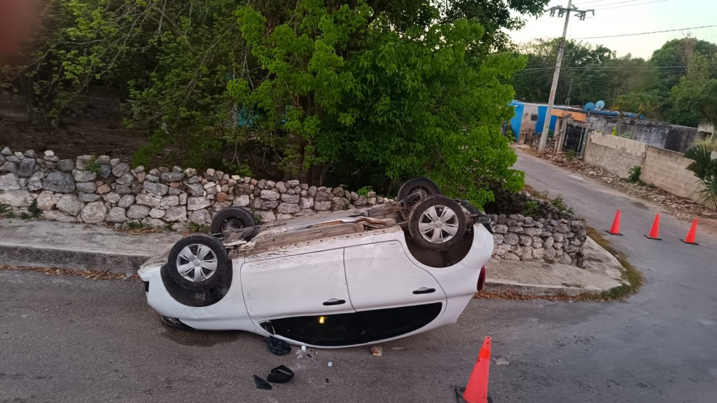 Hallan veh&iacute;culo volcado y abandonado, en colonia de Tizim&iacute;n
