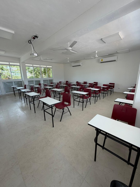 Entregan aulas en la universidad tecnol&oacute;gica del centro, ubicada en Izamal