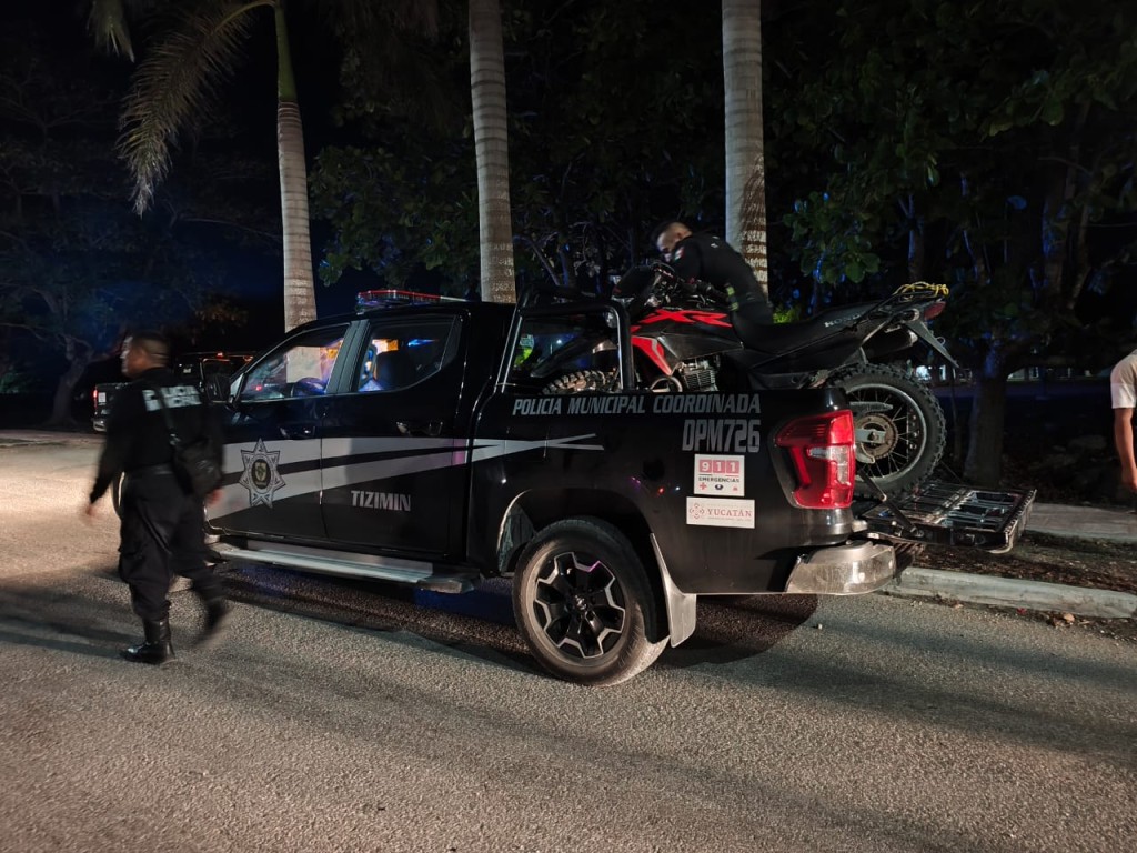 Les retiene la Policía de Tizimín sus motos, por hacer acrobacias en la calle