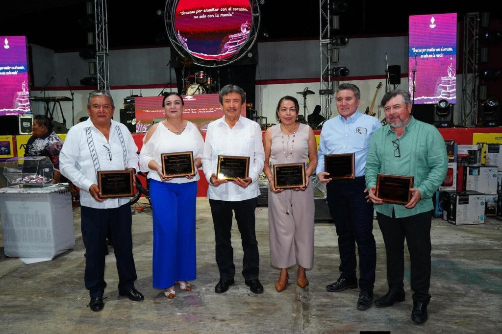 Reconocen medio siglo de vocaci&oacute;n de maestro, en Tizim&iacute;n
