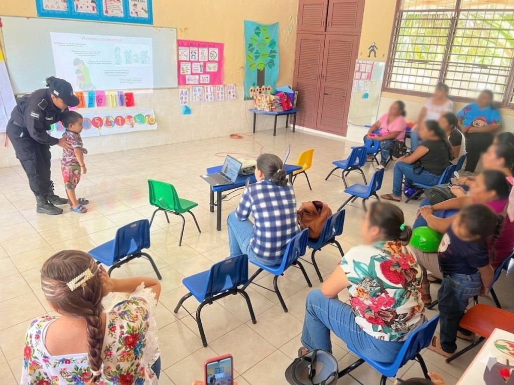Continúa capacitando policía de Tizimín personal docente en las escuelas