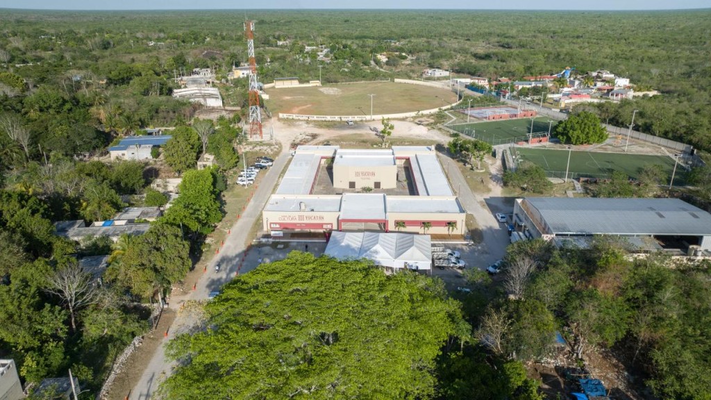 Entrega Huacho Díaz renovada Casa de la Cultura, en Tekit