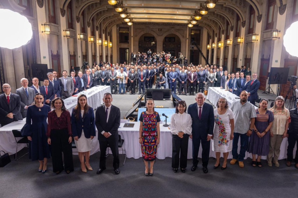 Firma presidenta Sheinbaum acuerdo para normar producción de maíz