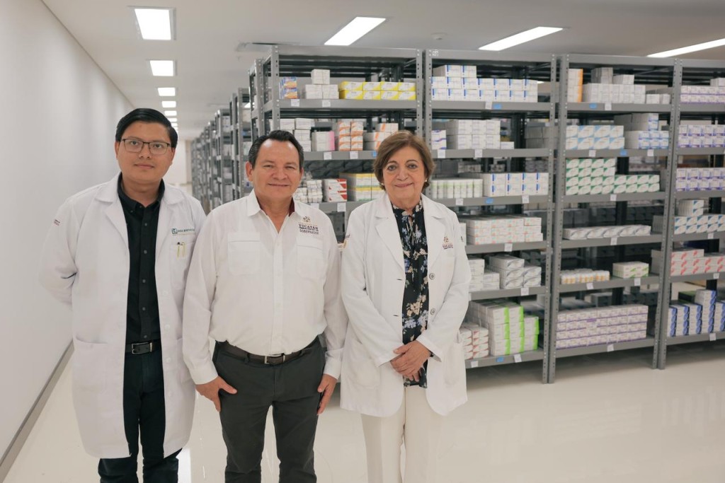 Huacho Díaz supervisa farmacia del nuevo hospital O'Horán