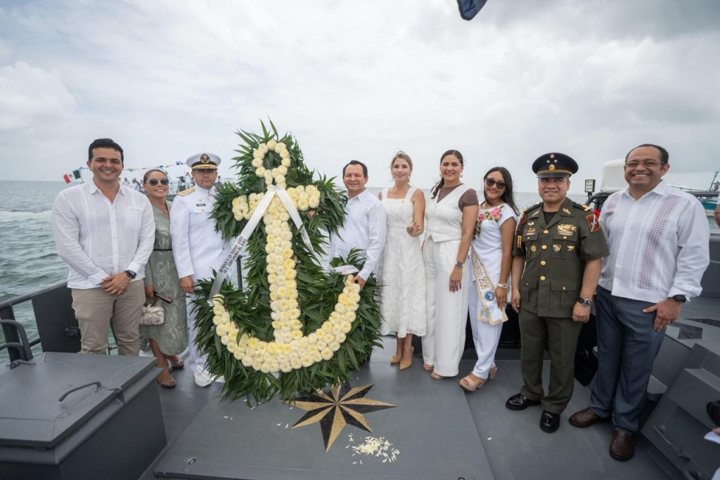 Participa Huacho Díaz Mena en ceremonia del Día de la Marina, en Progreso