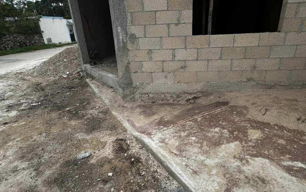Clausuran construcción que al parecer ocupó parte de una banqueta, en Tizimín