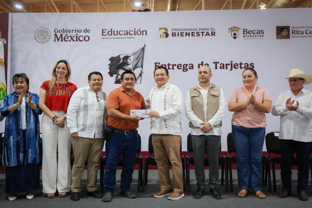 Entrega gobernador apoyos para impulsar el campo y la educación