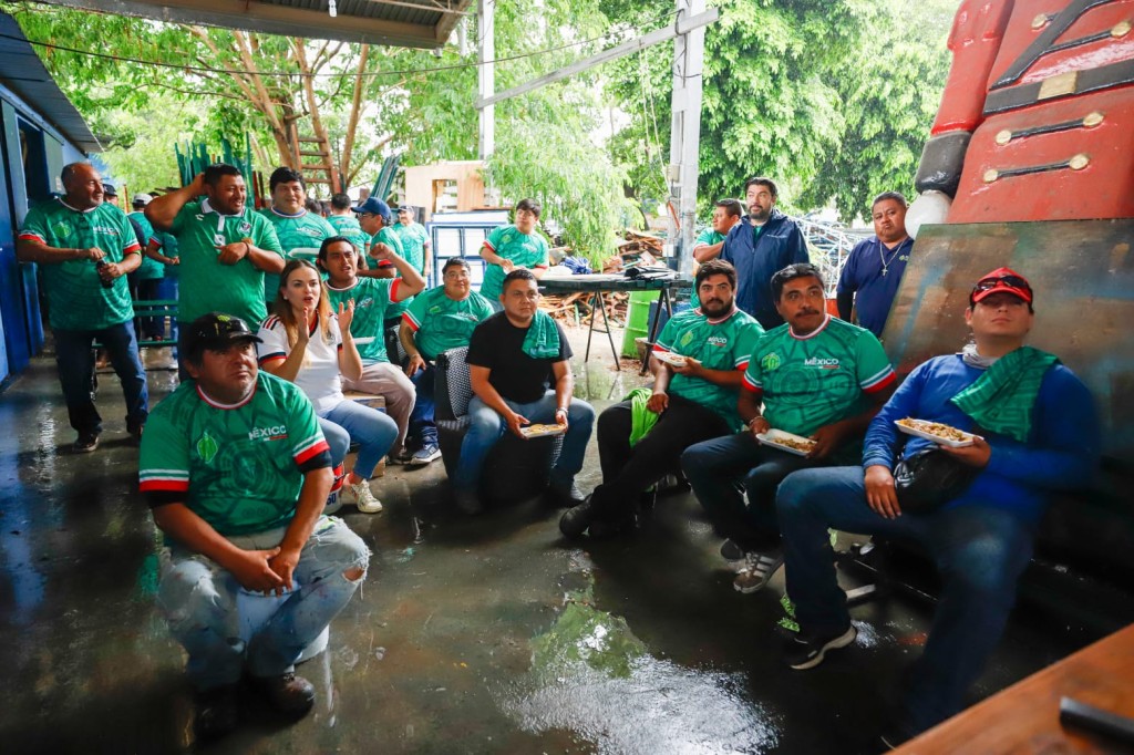 Comparte Cecilia Patr&oacute;n momento deportivo con colaboradores municipales