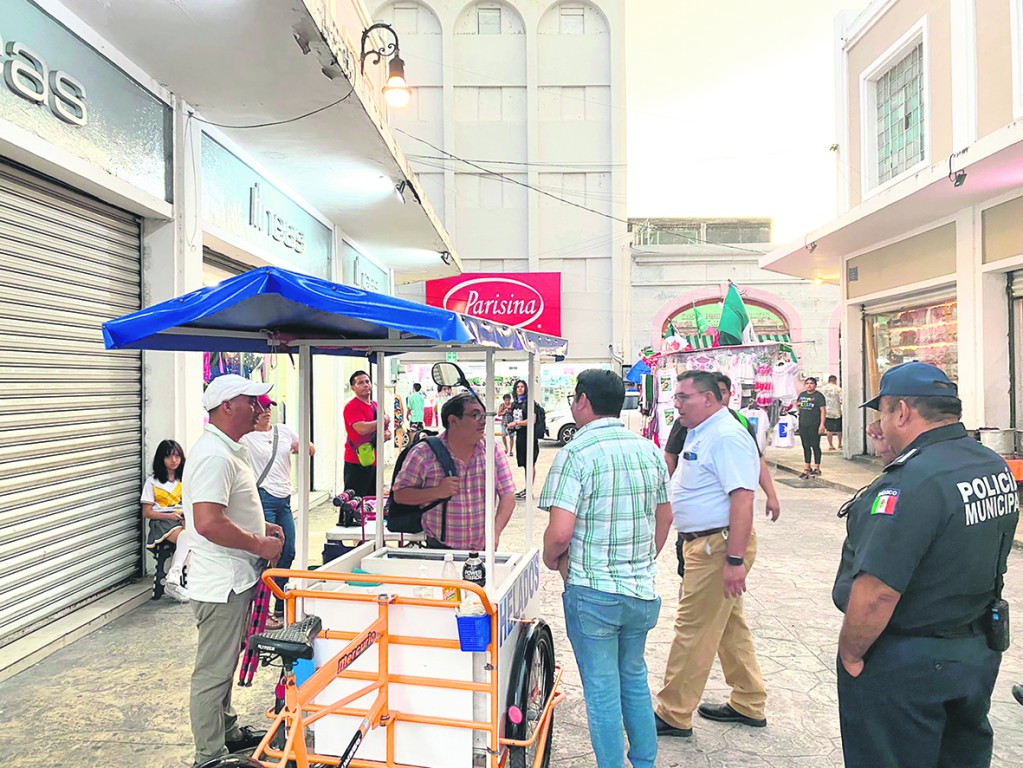 Alistan proyecto para ordenar el ambulantaje en zona de paraderos del centro de M&eacute;rida