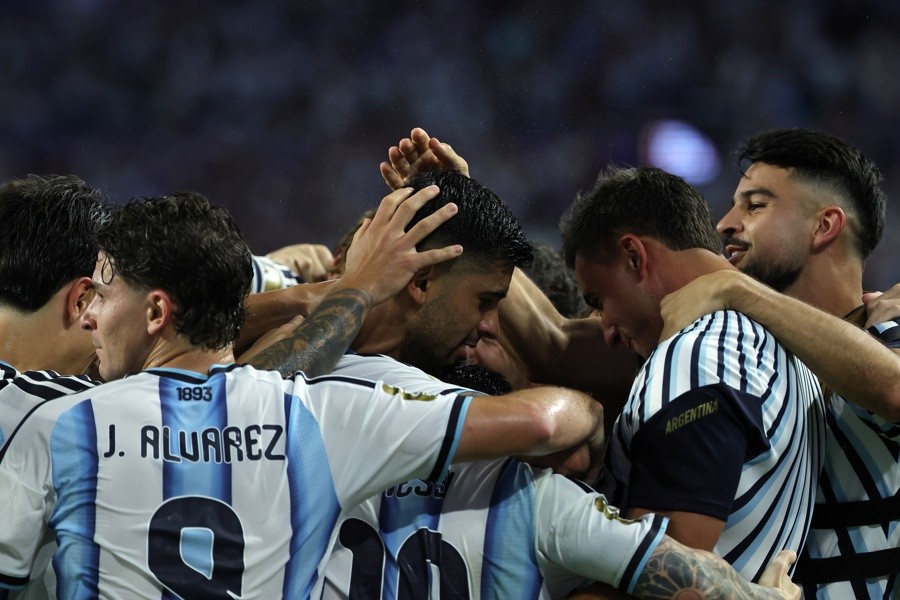 Pasa Argentina, con gran sufrimiento, a octavos de final