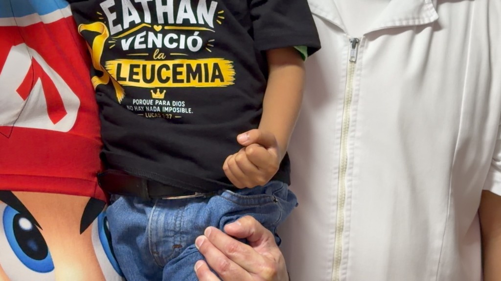 Eathan toca la &ldquo;Campana de la Vida&rdquo;