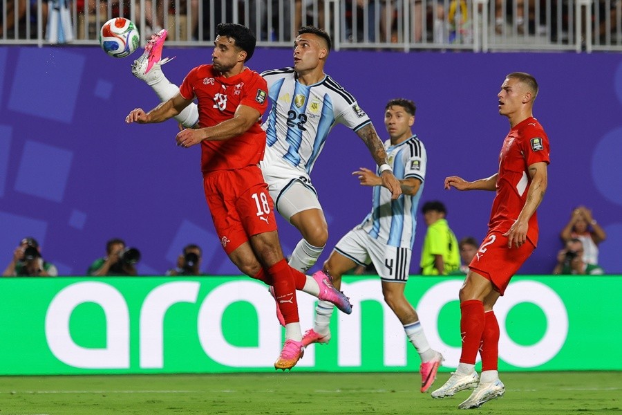 Sufre Argentina, pero logra superar a una Suiza con 10 hombres