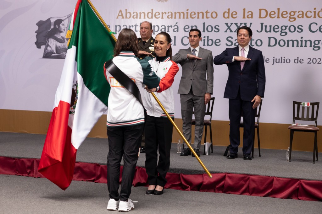 Abandera Claudia Sheinbaum a delegación mexicana