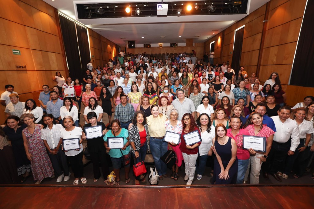 Atestigua la alcaldesa Cecilia Patrón la graduación de 170 mujeres