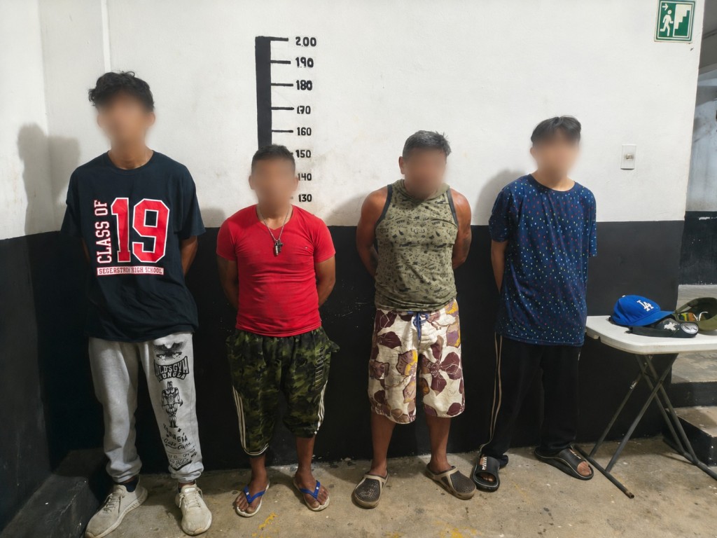 Detienen a 4 sujetos por transportar moto desvalijada