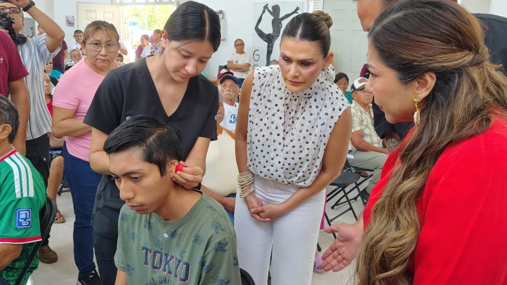 Logra escuchar joven vallisoletano con microtia, gracias a apoyo social