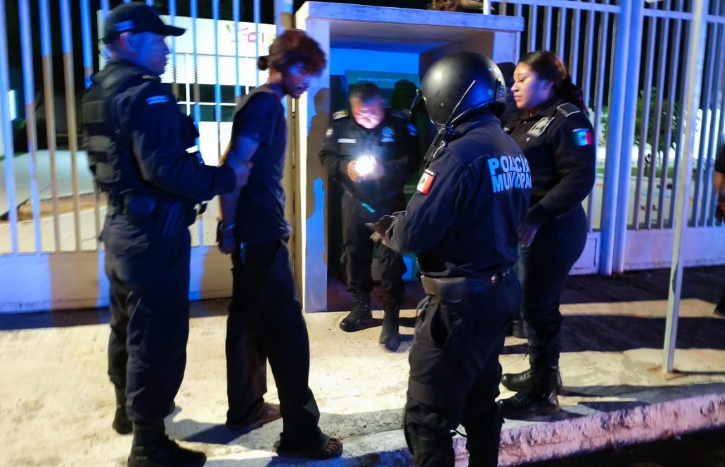 Detienen a sujeto que intent&oacute; abrir un cajero del Va y Ven, en Tizim&iacute;n
