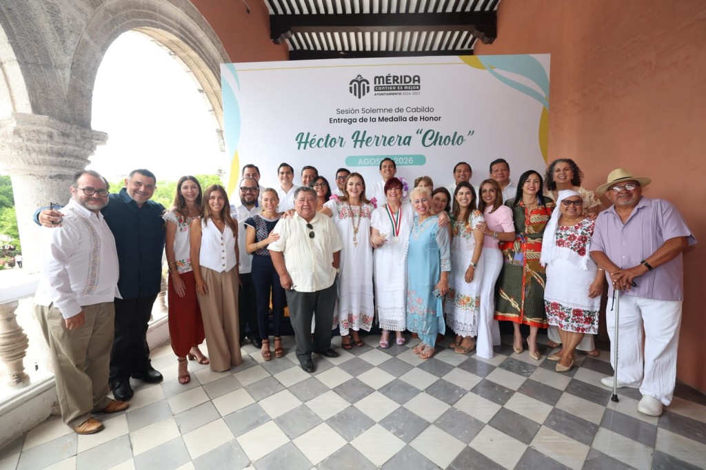 Recibe Beatriz Yáñez “La Bomba” la Medalla de Honor Héctor Herrera “Cholo” 2026, de manos de Cecilia Patrón