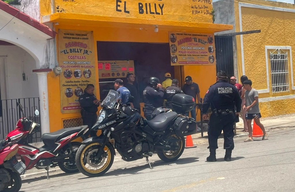 Retiran un asador que obstruía la banqueta en el centro de Tizimín