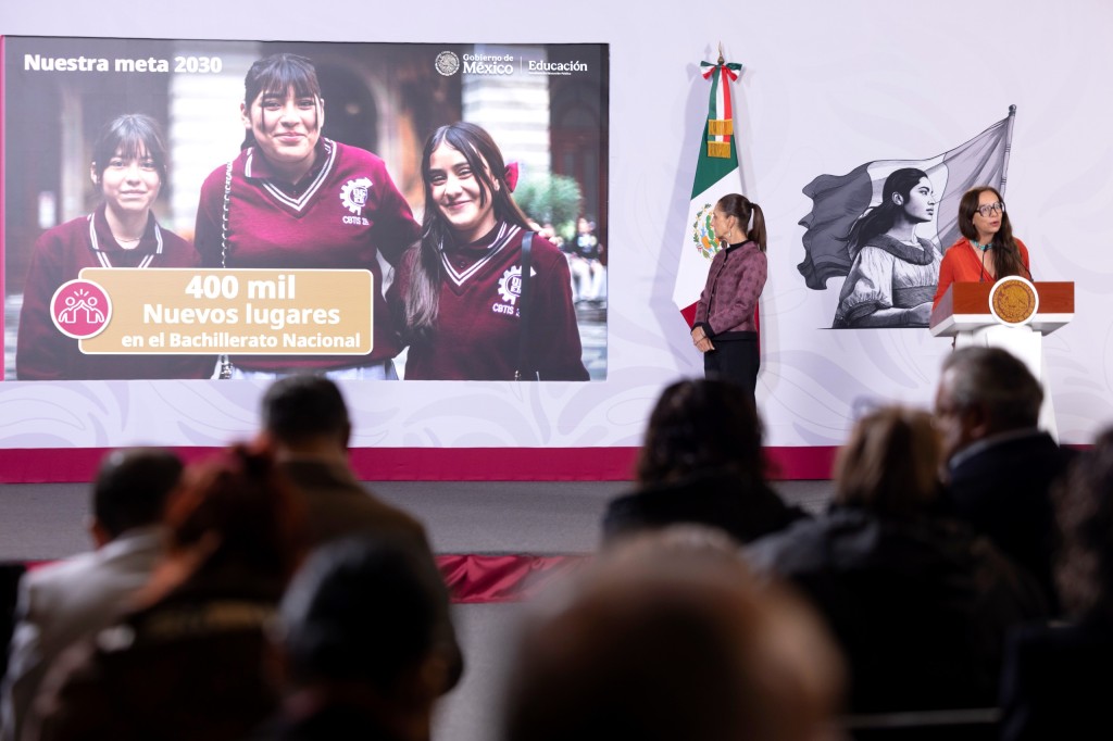 Anuncia Claudia Sheinbaum consulta a docentes sobre propuesta de regulaci&oacute;n de uso de celulares en las escuelas