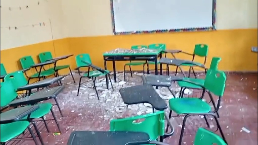 Se desprende plaf&oacute;n en sal&oacute;n de primaria de Tizim&iacute;n