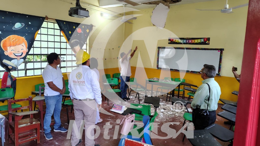 Eval&uacute;an da&ntilde;os estructurales de primaria de Tizim&iacute;n donde se desprendi&oacute; el plaf&oacute;n de un techo
