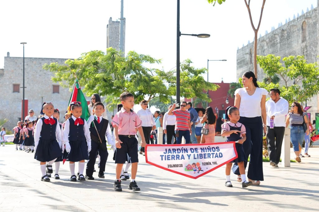 Encienden preescolares de Tizim&iacute;n el esp&iacute;ritu patrio, con vistoso desfile