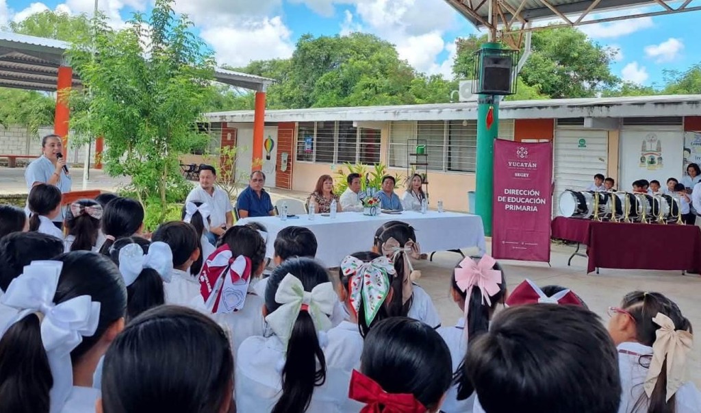 La escuela Otilia L&oacute;pez, de Tizim&iacute;n, recibi&oacute; instrumentos de Banda de Guerra