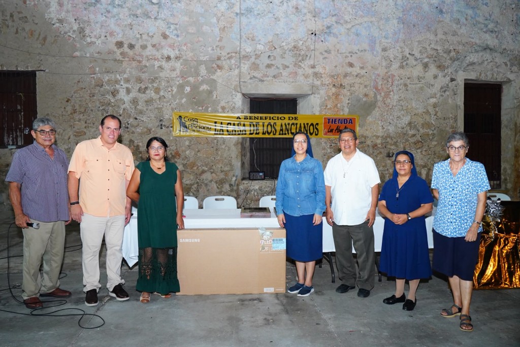 Entregan auto a ganador de rifa organizada por la Casa del Anciano de Tizim&iacute;n