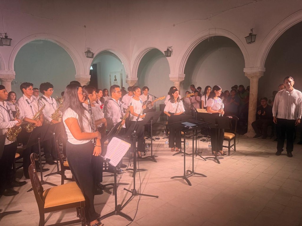 Vibrante concierto de la Banda Sinf&oacute;nica de la UNAY, en Espita