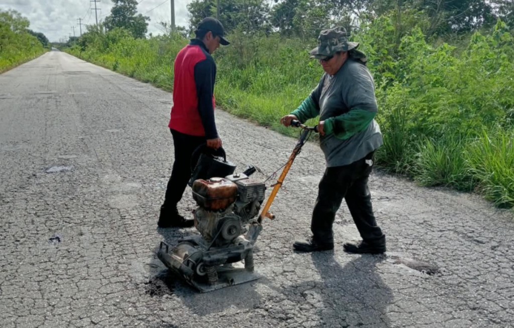 Refuerzan bacheo hacia El Cuyo y pavimentan calle rumbo a escuela del puerto