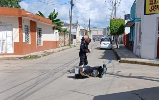 Choca patrulla de Calotmul con motocicleta en tizimín y una mujer resulta lesionada