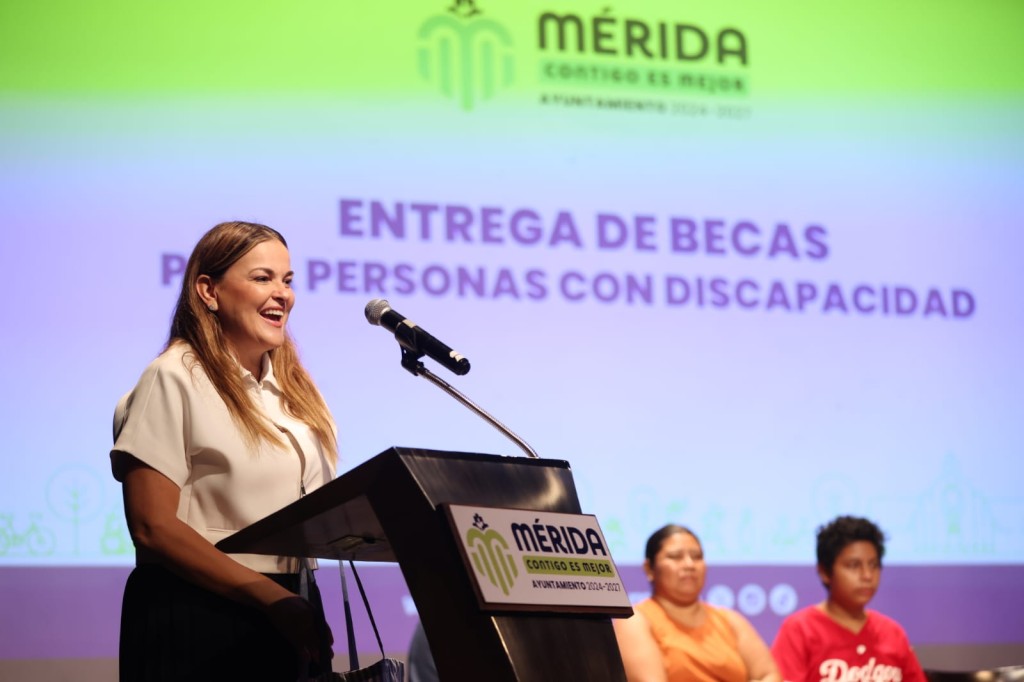 Entrega Cecilia Patr&oacute;n becas a personas con discapacidad