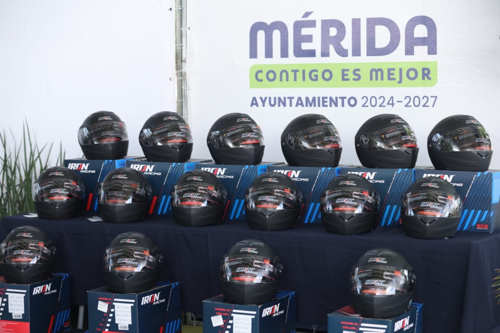 Cecilia Patrón entrega cascos certificados a motociclistas de plataforma