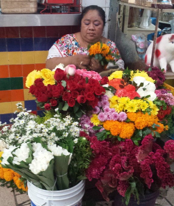 Floristas auguran ventas bajas durante los días de fieles difuntos