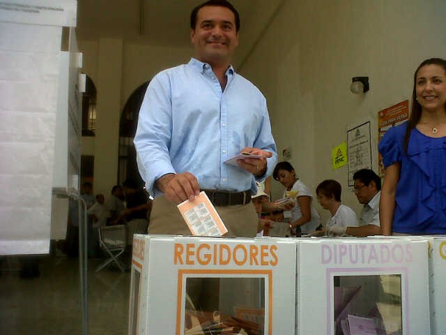 En centro de superación del Ayuntamiento votó Renán Barrera‏