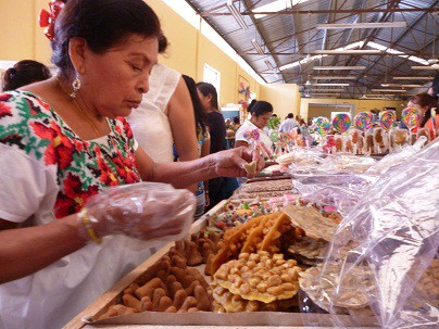 VALLADOLID: Buenas ventas en el Mercado Municipal en vísperas del Día de Muertos.\r\n