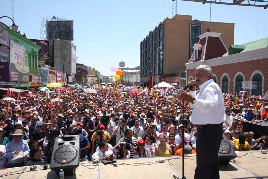 Pide López Obrador a los maestros que no se vendan 