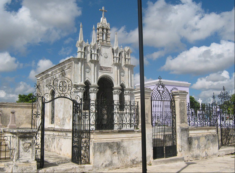 Los autos destruyen los mausoleos del Cementerio General de Mérida