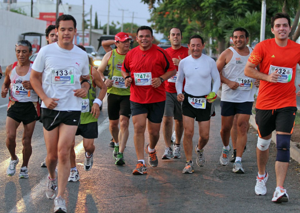 Rolando Zapata participa en el maratón del Día de la Marina