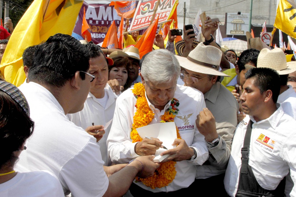 AMLO ofrece en Oaxaca comunicar los 570 municipios