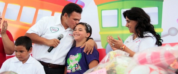 Recolecta Rolando Zapata más de cuatro mil juguetes para niños de escasos recursos 