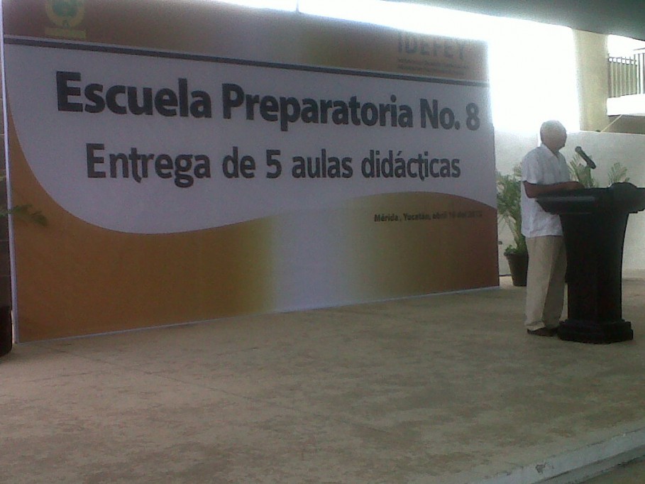 Entregan aulas didácticas en la preparatoria estatal No. 8 Carlos Castilla Peraza.